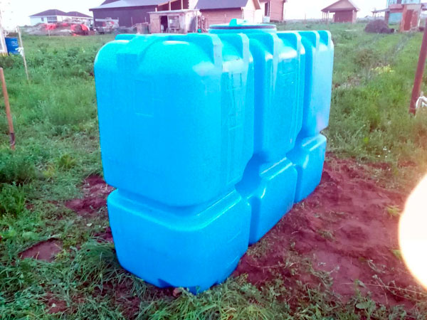 Пластиковую емкость для воды на дачу 