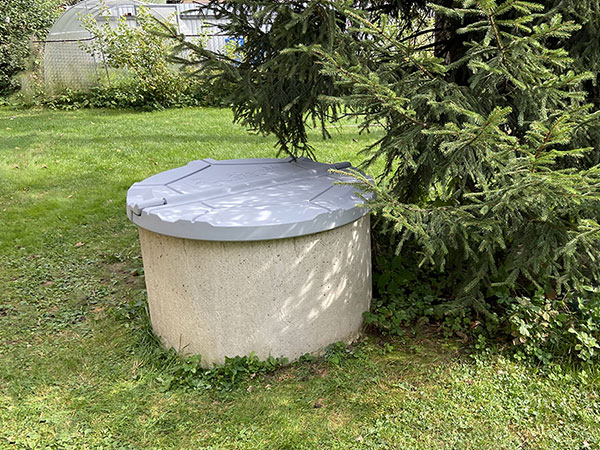 Пластиковая крышка на колодец