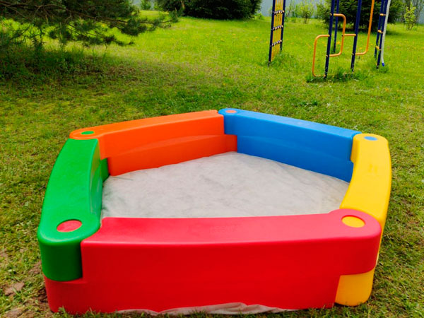 Детская песочница из пластиковых модулей