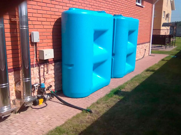 емкость для полива из пластика