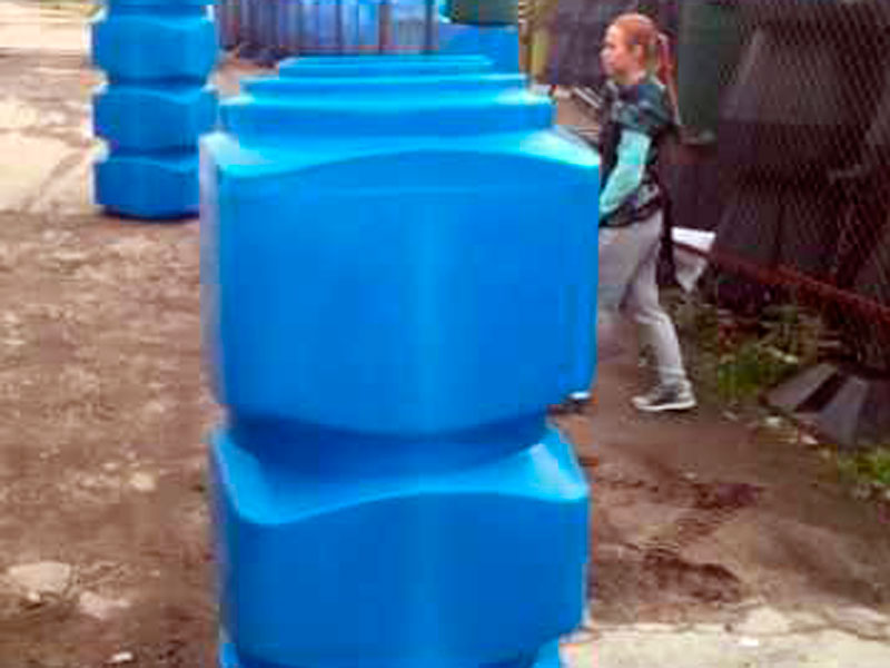 Вертикальный пластиковый бак для воды