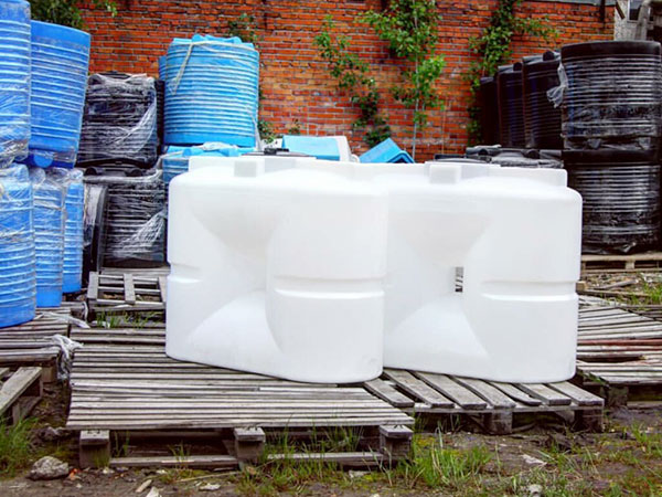 Прямоугольные пластиковые емкости под воду
