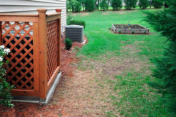 Как спрятать пластиковую емкость на участке