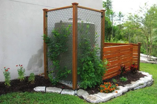 Как спрятать пластиковую емкость на участке