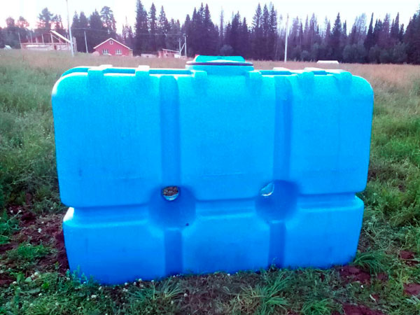 Пластиковую емкость для воды на дачу 