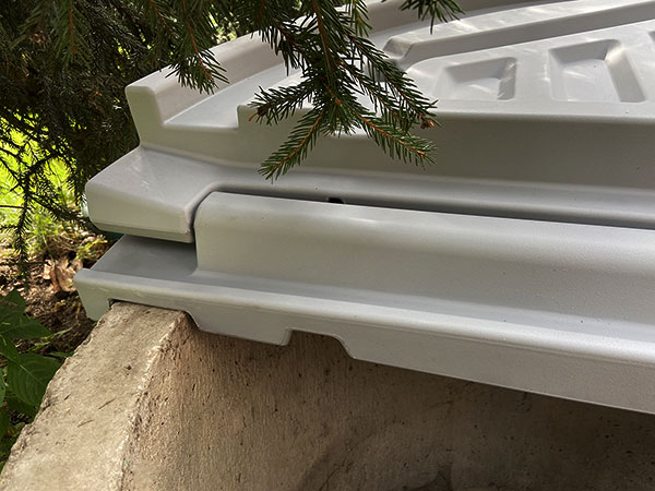 Пластиковая крышка на колодец