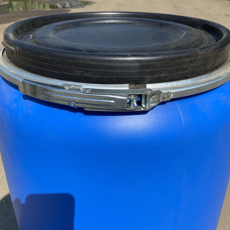 Бочка 227 литров синий цвет фото со склада замок Бочка 227 литров синий цвет фото со склада замок